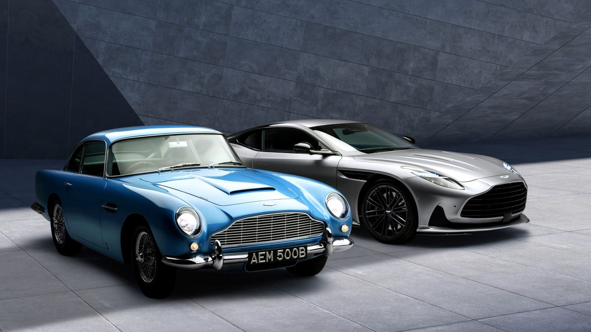 Aston Martin DB5 slaví 60 let, automobilka ho ukázala po boku nejnovějšího potomka